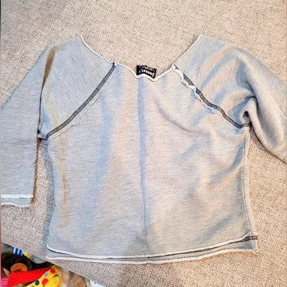 Off-shoulder sweater - Picture 2 of 4